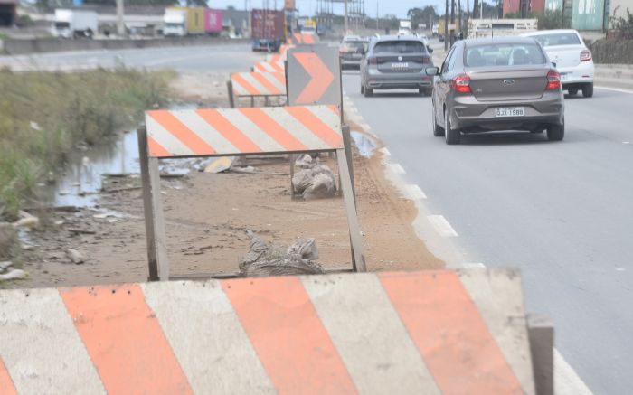 Obras provocam tranqueira no trânsito e deixam travessias perigosas (Foto: João Batista)