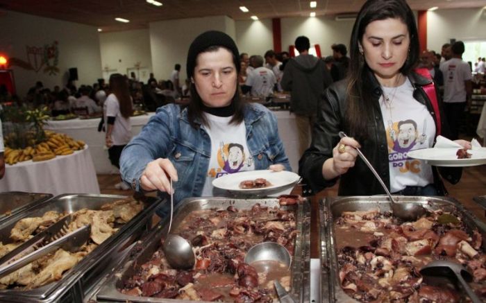 Atração principal é saborear uma deliciosa feijoada com a presença de políticos e do público em pleno clima pré-eleitoral (Foto: João Souza/Arquivo DIARINHO)