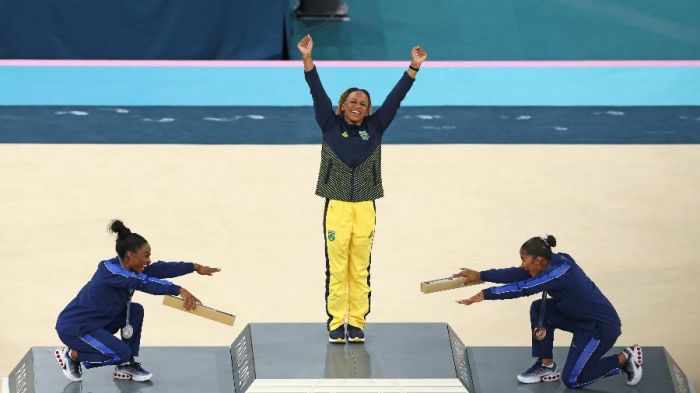 Imagem da ginasta brasileira subindo no andar mais alto do pódio rodou o mundo 
(Foto: Olympics)