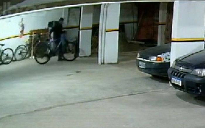 Ladrão estourou cadeado e saiu pedalando a bicicleta (Foto: Reprodução)