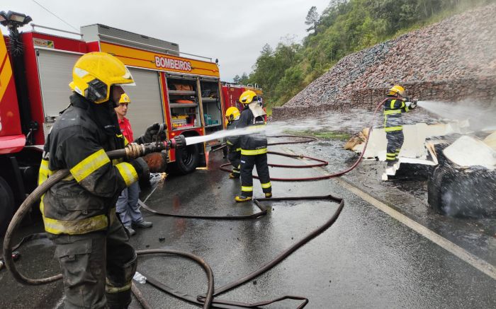 Engarrafamento seguido de explosão foi causado por pane nos freios de um dos caminhões (Foto: Divulgação/CBM)