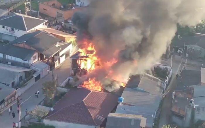 15 pessoas ficaram desabrigadas com o incêndio (Foto: CBVI)