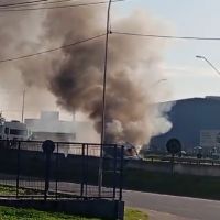 Carro pegou fogo e interditou BR 101 em Itajaí