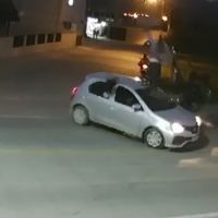 Motociclista “voa” por cima de carro em batida na Jorge Lacerda