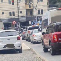 Carros estacionam no passeio público do bairro Pioneiros