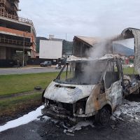 Caminhão baú pega fogo e congestiona a BR 101