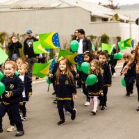 Alunos de creche de Itajaí fazem desfile antecipado de 7 de Setembro