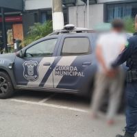 Andarilho que deu chicotadas em dogs na orla é condenado   