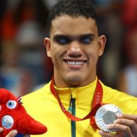 Nadador dedica medalha paralímpica ao cão-guia