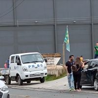 Carro da prefeitura trabalha em frente ao terreno do comício de Bolsonaro, mostra foto 