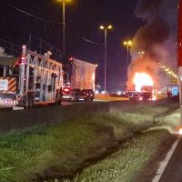 Caminhão pega fogo às margens da BR 101; veja o vídeo  