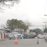 Motorista capota após acertar carro estacionado em Itajaí  