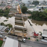 Trânsito é bloqueado para colocação de vigas na nova ponte do São Judas  