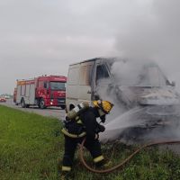 Furgão pega fogo na BR 470