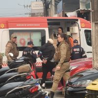 Comerciante dá cadeirada em bandido para se livrar de assalto