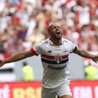 Com dois jogadores a mais, São Paulo bate o Corinthians em Brasília