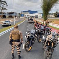 PM apreende 10 motos e acaba com  “evento de empinada” 