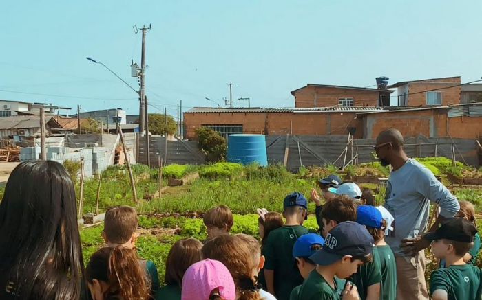 Alunos do Colégio Bom Jesus em atividade na Horta Comunitária (Foto: Divulgação)