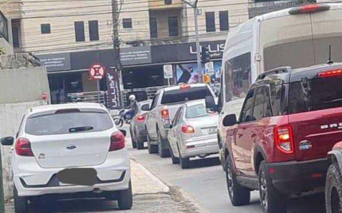 Pedestres são obrigados a andar no meio da rua  (Foto: Leitor)