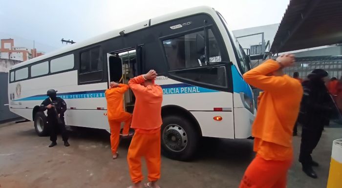 Presos foram levados em ônibus escoltados por terra e ar (Foto: Secom SC)