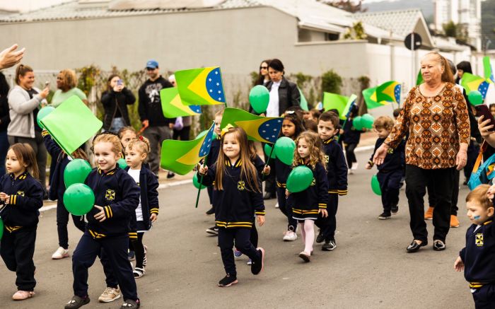 Mais de 150 crianças participaram do desfile cívico (Foto: Divulgação Thaise Machado)