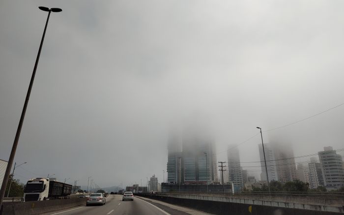 Prédios de Balneário Camboriú ficaram cobertos pelo nevoeiro (Foto: Fran Marcon)