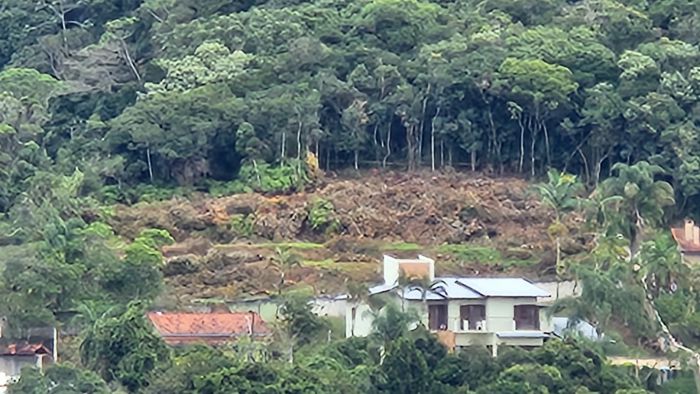 Desmatamento abriu clareira que pode ser vista de longe (Foto: Leitor)