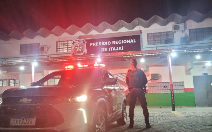 Assaltante foi preso depois de cair de uma altura de cinco metros  

(Foto: Divulgação/PMI)  