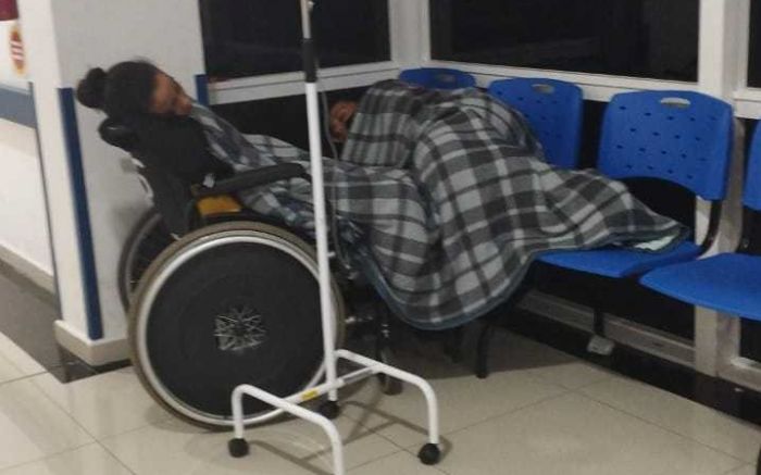 Na quinta-feira, pessoas ficaram deitadas em cadeiras no hospital (Foto: Leitor)