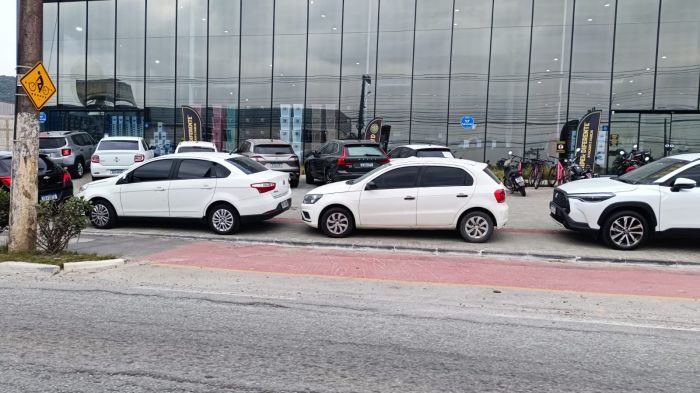 Multa por estacionar de forma irregular é grave, com perda de cinco pontos na CNH e R$ 195,23 de facada no bolso (Foto: Leitor)