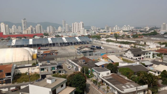 Prefeitura informa que empresa foi multada e não poderia estar funcionando por causa de embargo (Foto: Leitor)