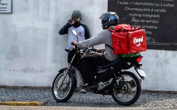 Traficantes estavam fantasiados de entregadores de comida (Foto: Divulgação PMSC)