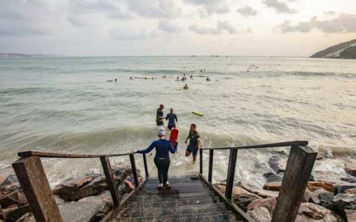 Para acessar a praia, é necessário usar a escada que passa sobre as pedras do enrocamento (Foto: Agência Pública)