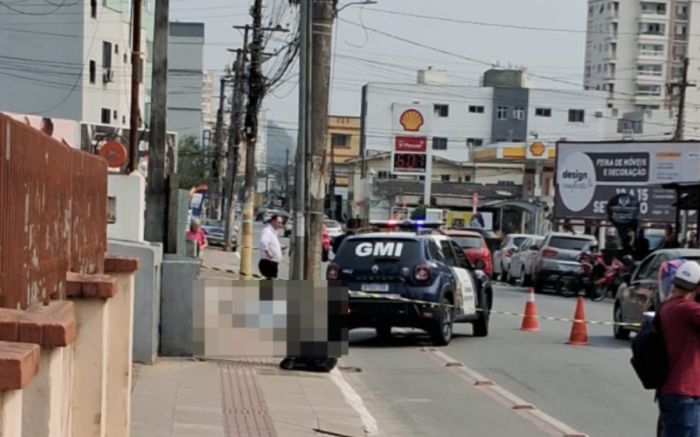 Ele sofreu um infarto e caiu no passeio
(foto: leitor)