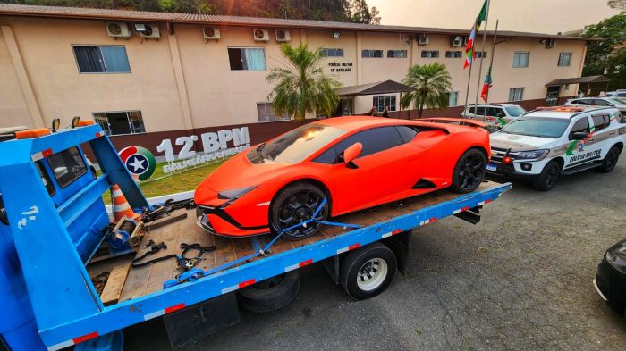 Investigados esconderam carro em oficina para dificultar a apreensão (Foto: Divulgação/Polícia Militar)