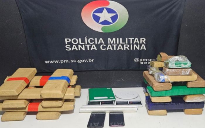 Traficante de Itajaí tentou esconder 21 kg de droga na geladeira  (Foto: Polícia Militar)