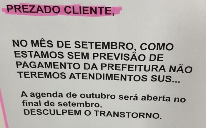 Cartaz na porta de laboratório expõe problema (Foto: Leitor)