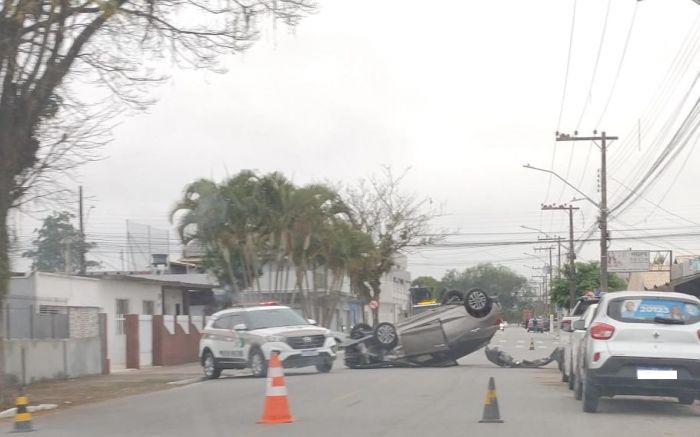 Carro ficou de pernas para o ar na principal avenida do Costa 
(Foto: Reprodução)