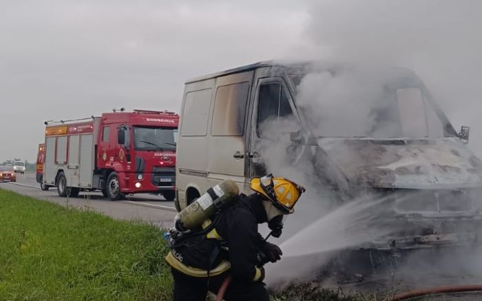 Parte da carga de cortinas e persianas foi detonada (Foto: Divulgação/CBVI)