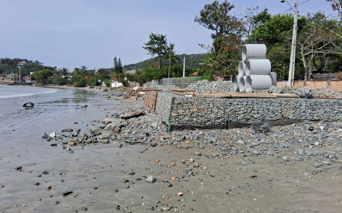 Construção de muro de pedras, denunciada por moradores, seria pra melhorias na rua Itacolomi (Foto: Leitor)