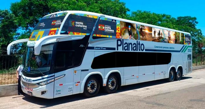 Busão está todo adesivado com a marca do turismo catarinense (Foto: Divulgação)