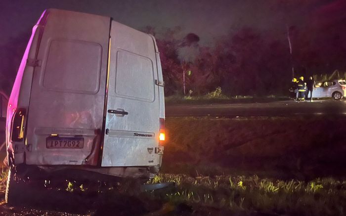 Os motoristas da van e do carro não se feriram (Foto: Divulgação/CBVI)