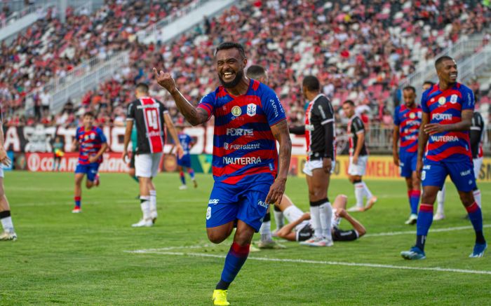 Capitão Sílvio marcou os dois gols do Marinheiro na Arena
(Foto: Vica Bueno)