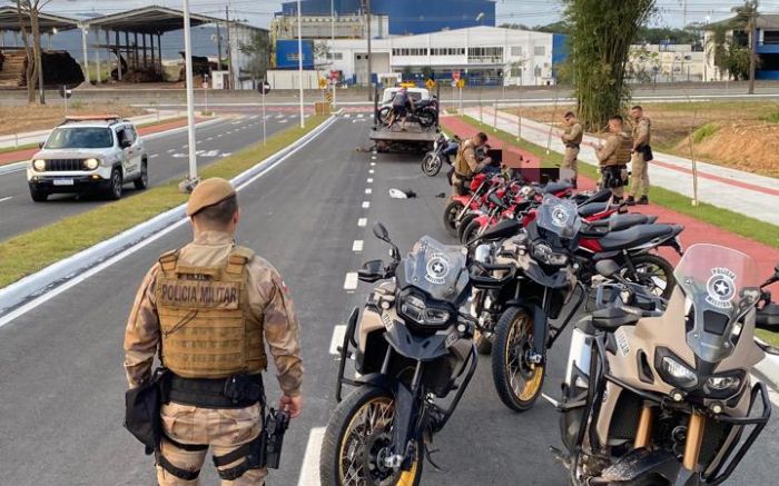 Motos estavam sem placas e algumas escondidas no matagal (Foto: Divulgação PMSC)