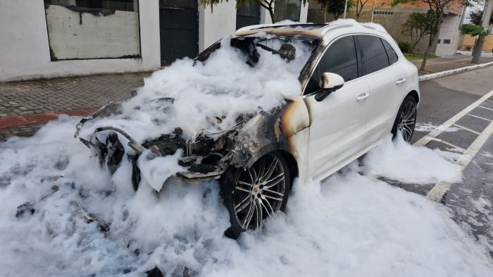 Dono do carro nem apareceu no local (Foto: Divulgação/CBMSC)