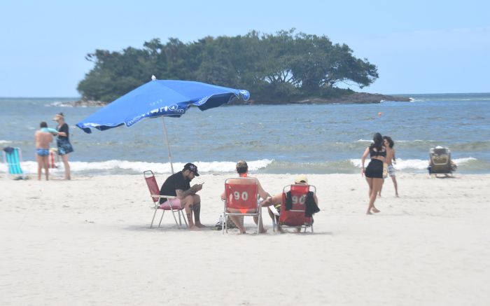 Massa de ar quente atua em SC até chegada de frente fria no meio da semana (Foto: João Batista)