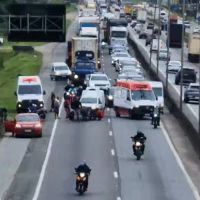 Motociclista é hospitalizado após acidente com furgão  