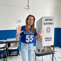 Juliana Pavan vota acompanhada da família 