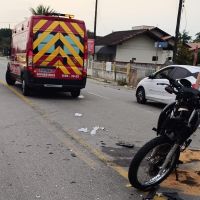 Motociclista é arremessado em acidente na Jorge Lacerda