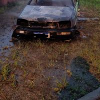 Explosão destrói Golf em Ilhota